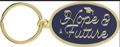 Llavero dorado con una placa ovalada de color azul marino en la que se leen las palabras «Hope & a Future» y aparece el dibujo de un pequeño birrete de graduación, sujeto a un resistente anilla para llaves en tono dorado.