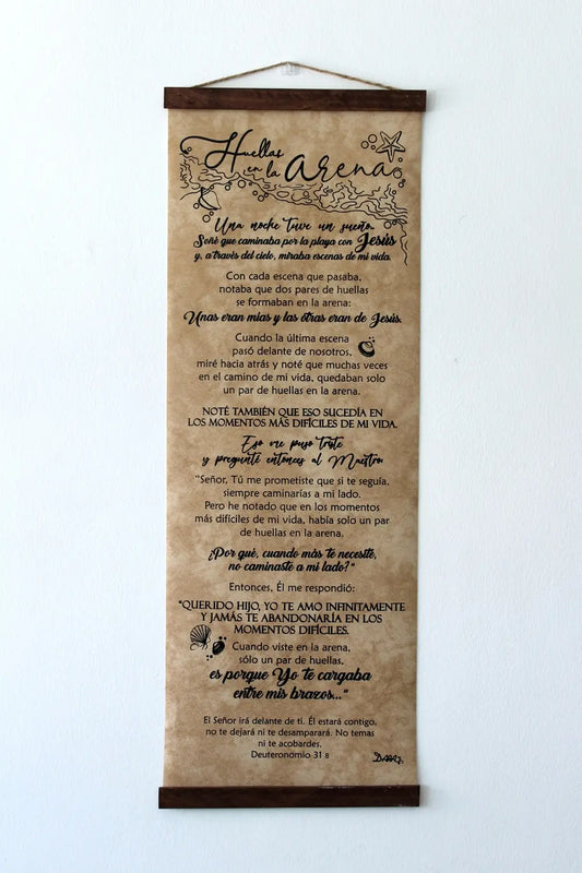 Cuadro para colgar en la pared con texto en español titulado «Huellas en la Arena», que incluye un poema cristiano sobre Jesús y el camino de una persona, impreso sobre un fondo estilo pergamino con elegantes elementos decorativos.
