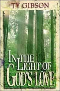 Portada del libro *In the Light of God's Love* (A la luz del amor de Dios), de Ty Gibson, en la que aparecen unos altos árboles en un bosque por el que se cuela la luz del sol, lo que refleja de forma maravillosa el amor del Calvario y su poder en la experiencia cristiana cotidiana.