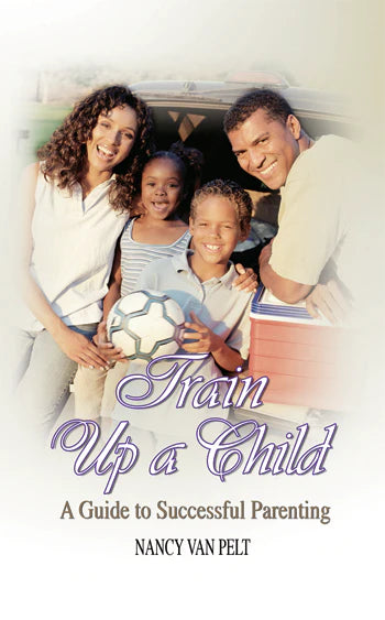 Una familia de cuatro miembros, todos sonrientes, posa junto a un coche; los niños sostienen un balón de fútbol. En la portada del libro se lee: «Educa a un niño: una guía para una crianza exitosa», de Nancy Van Pelt: consejos esenciales para criar hijos equilibrados.