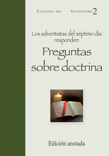 Portada del libro titulado «Preguntas sobre doctrina», con una vela encendida y un libro abierto. Subtítulo: «Los adventistas del séptimo día responden». Texto: «Edición anotada por George R. Knight, que explora la doctrina adventista y el adventismo».
