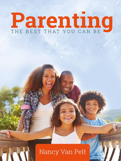 Cuatro personas sonrientes, dos adultos y dos niños, posan juntas al aire libre bajo el título «Parenting: The Best That You Can Be», de Nancy Van Pelt, en el que se comparten momentos positivos de la crianza de los hijos y valiosos consejos para ser padres.