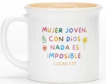 Taza blanca con un texto en español a todo color que dice: «Mujer joven, con Dios nada es imposible. Lucas 1:37», pequeños elementos decorativos, interior de color y se presenta en una caja a todo color.