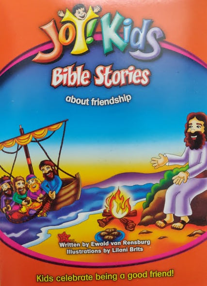 Portada de «¡Alegría! Historias bíblicas infantiles sobre la amistad», un encantador libro infantil en el que aparece Jesús junto a una hoguera y cuatro niños en un barco, con el eslogan: «¡Los niños celebran lo que significa ser un buen amigo!». Perfecto para los amantes de los libros de cuentos.