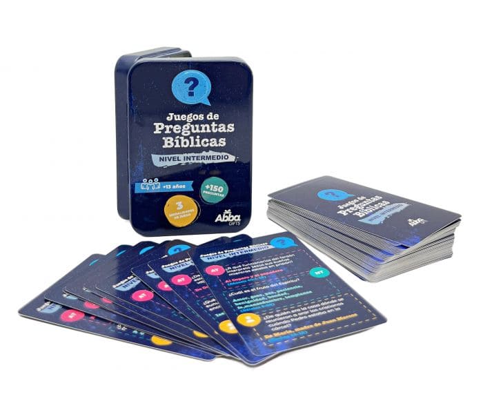 Se muestra una caja con la etiqueta «Juegos de Preguntas Bíblicas Nivel Intermedio» que contiene más de 150 fichas; algunas fichas están esparcidas por el suelo, otras apiladas.