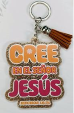 Llavero con el texto «Cree en el Señor Jesús» y «Hechos 16:31» en letras de colores, con una borla marrón incorporada; ideal como adhesivo religioso o como regalo con significado.