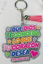 Llavero con una inscripción colorida en español que dice: «Que Dios te conceda lo que tu corazón desea. Salmo 20:4», con una borla rosa, perfecto como regalo cristiano o como decoración religiosa con un significado especial.