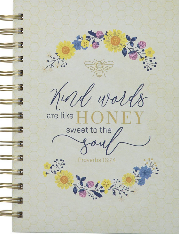 Portada de un cuaderno de tapa dura con encuadernación en espiral, decorada con un motivo de panal, un dibujo de una abeja, detalles florales y la cita: «Las palabras amables son como la miel: dulces para el alma. Proverbios 16:24». Incluye páginas rayadas con versículos bíblicos para inspirarse.