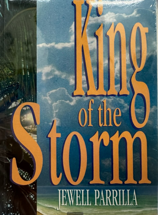 Portada del libro *King of the Storm*, de Jewell Parrilla, en la que destaca un gran texto amarillo sobre una escena oceánica con un cielo nublado: un homenaje a los misioneros pioneros como Frank Hutchins en Centroamérica.