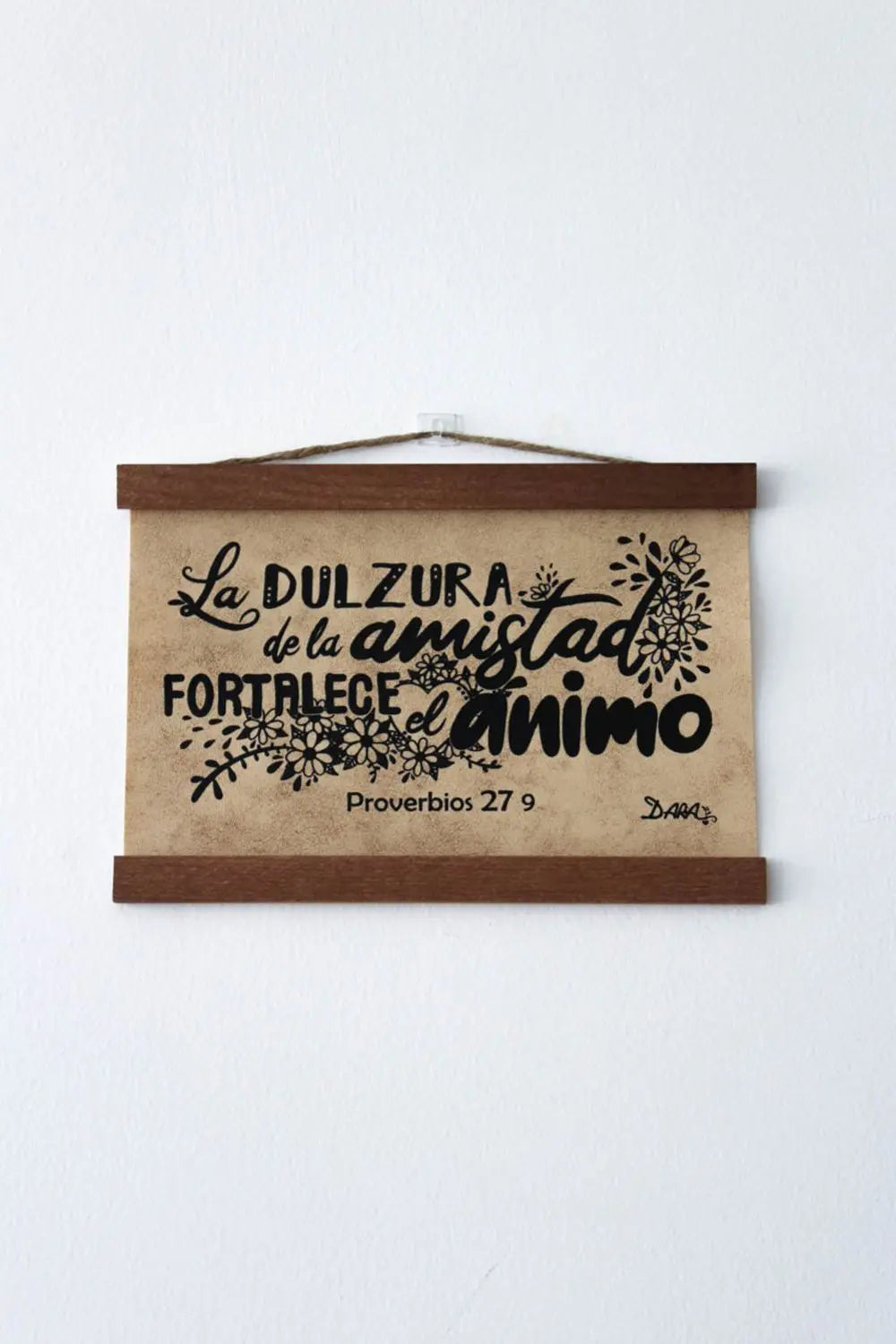 Cuadro para colgar en la pared con el texto en español La dulzura de la amistad fortalece el ánimo y Proverbios 27:9, rodeados de una ilustración cristiana floral.