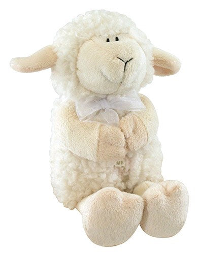 Peluche de oveja con pelaje de color crema, orejas caídas y un lazo blanco alrededor del cuello; este peluche para bebés aparece sentado erguido sobre un fondo liso: un tierno corderito rezando que reproduce suavemente la canción «Jesús me ama».