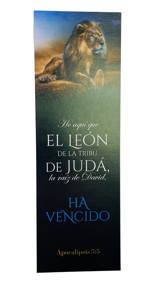 Marcapáginas con una ilustración del León de Judá en la cima de una colina y un texto en español que hace referencia a Apocalipsis 5:5, en el que se lee: «El León de la tribu de Judá ha vencido». Disponible en paquetes de 25.