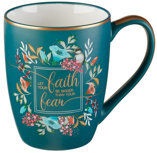 Taza de cerámica de color verde azulado con diseño floral y la frase «Que tu fe sea más grande que tu miedo» en dorado. Capacidad: 12 fl oz; se recomienda lavarla a mano. No apta para el microondas.