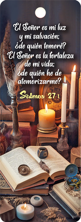 Una mesa con libros abiertos, velas, una pluma, un tintero y pergaminos; en la parte superior aparece superpuesto el versículo de la Biblia en español «El Señor es mi luz», del Salmo 27:1.