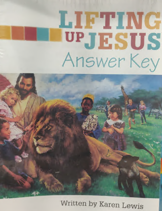Portada de «Lifting Up Jesus: Answer Key», de Karen Lewis, que incluye 16 lecciones para el estudio infantil, en la que aparecen niños y adultos reunidos pacíficamente alrededor de un león, con Jesús al fondo.