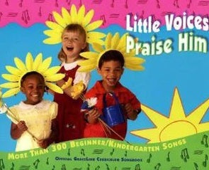 Dos niños con grandes diademas de flores amarillas para una recopilación de canciones de preescolar.