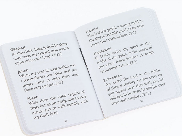 Un libro abierto en el que se muestran versículos clave de la Biblia, extraídos de Abdías, Jonás, Miqueas, Nahúm, Habacuc y Sofonías, impresos en páginas blancas: una útil guía para encontrar pasajes que aporten sabiduría bíblica.