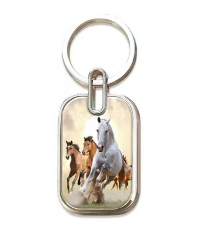 Llavero rectangular de metal con la imagen de un caballo blanco corriendo por delante de varios caballos marrones en un entorno natural, con las inscripciones «Señor» y «Salmo 27, 14», que simbolizan el valor y la fe.
