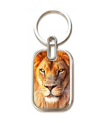 Llavero con un colgante rectangular que representa un primer plano de la cara de un león, inspirado en la fe cristiana y en el versículo bíblico de Salmos 31, 24, que transmite ánimo.