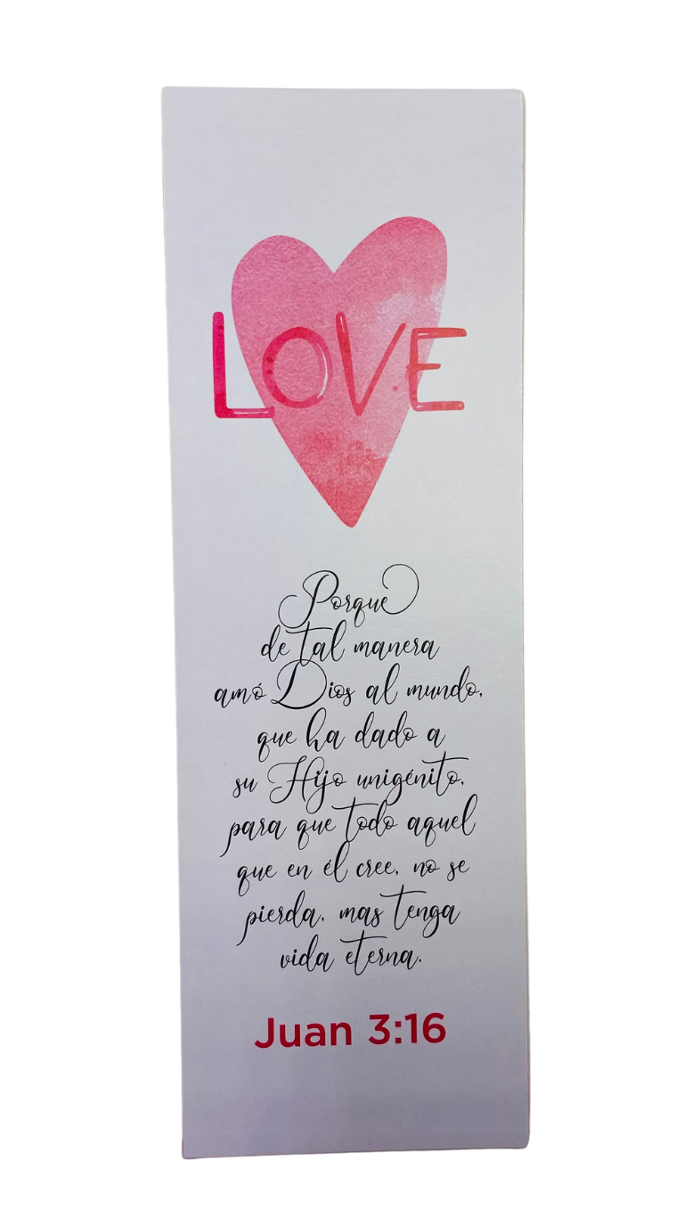 Un marcapáginas con un corazón rosa sobre la palabra «LOVE», en el que aparece el versículo bíblico de Juan 3:16 en español y «Juan 3:16» en rojo en la parte inferior; ideal para tarjetas cristianas o como paquete de 25.