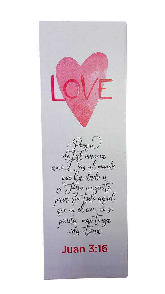 Un marcapáginas con un corazón rosa sobre la palabra «LOVE», en el que aparece el versículo bíblico de Juan 3:16 en español y «Juan 3:16» en rojo en la parte inferior; ideal para tarjetas cristianas o como paquete de 25.