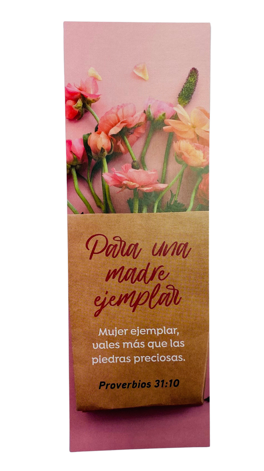 Una tarjeta rosa con flores y texto en español en homenaje a una «madre ejemplar», con un versículo de Proverbios 31:10 sobre el valor de una mujer ejemplar. Disponible en un paquete de 25.