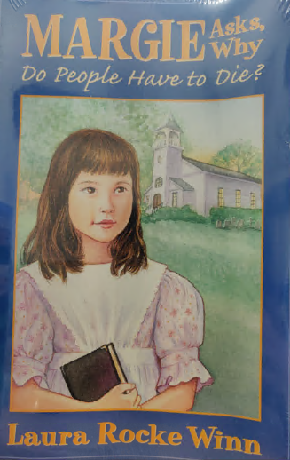Una niña que sostiene un libro está de pie frente a una iglesia; en la portada del libro se lee el título: *Margie pregunta: ¿Por qué tiene que morir la gente?*, de Laura Rocke Winn, una obra que aborda cuestiones sobre el pecado y el mal.