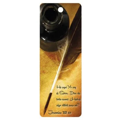 Una pluma y un tintero descansan sobre un pergamino en el que figura el versículo bíblico de Jeremías 32:27 en español, que proclama al Señor como Dios de toda la humanidad.