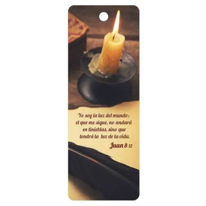 Una vela encendida sobre un soporte metálico descansa junto a un libro abierto y otro cerrado; la imagen incluye un versículo bíblico en español, tomado de Juan 8:12, que destaca a Jesús como la luz del mundo.