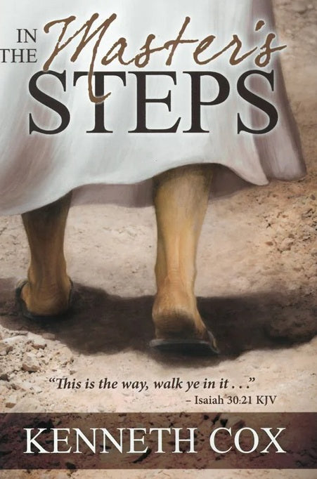 Una persona vestida con una túnica blanca que camina descalza por un sendero rocoso, junto a la portada del libro *In the Masters Steps*, de Kenneth Cox: una invitación a caminar como Él caminó y a seguir sus pasos.