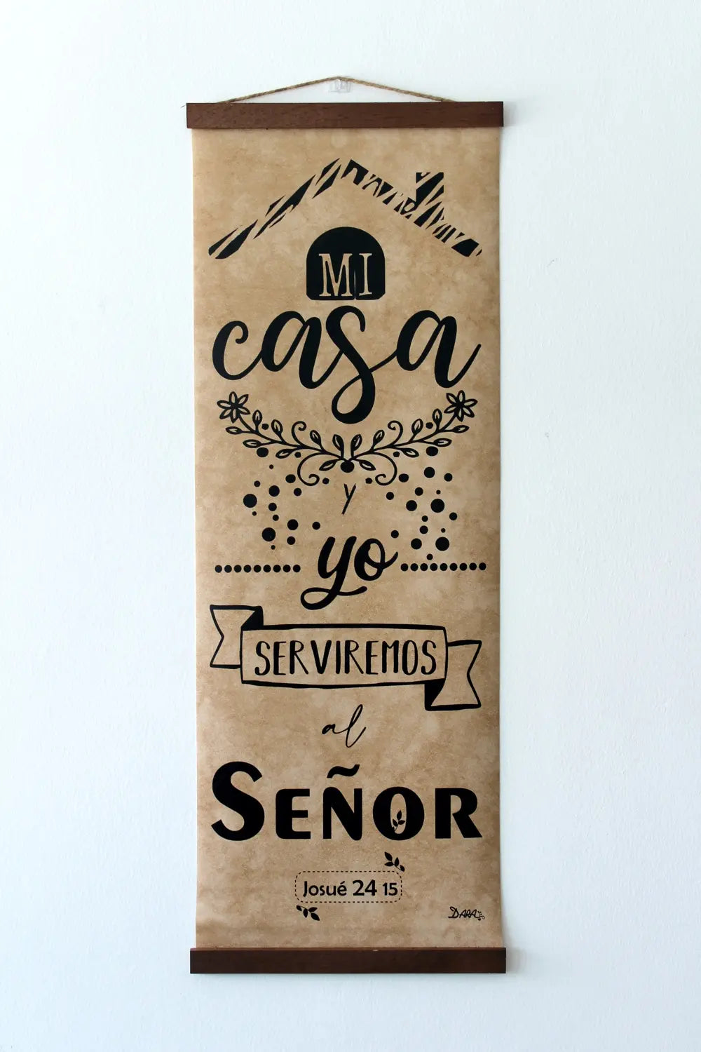 Con un diseño de inspiración cristiana, este letrero de madera presenta el texto «Mi casa y yo serviremos al Señor. Josué 24:15» sobre un fondo beige, ideal para dar un toque especial a tus espacios.