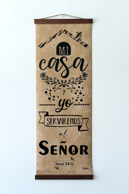 Con un diseño de inspiración cristiana, este letrero de madera presenta el texto «Mi casa y yo serviremos al Señor. Josué 24:15» sobre un fondo beige, ideal para dar un toque especial a tus espacios.