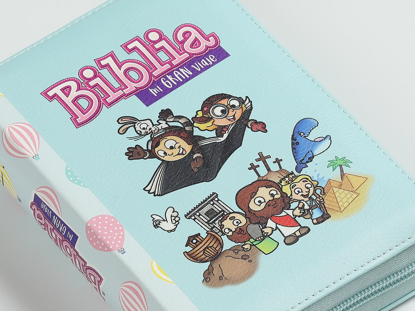 Portada azul claro de una «Biblia para niños» titulada «Biblia, mi gran viaje», con personajes y escenas bíblicas ilustradas al estilo de los dibujos animados, perfecta para los más pequeños que empiezan su plan de lectura bíblica.