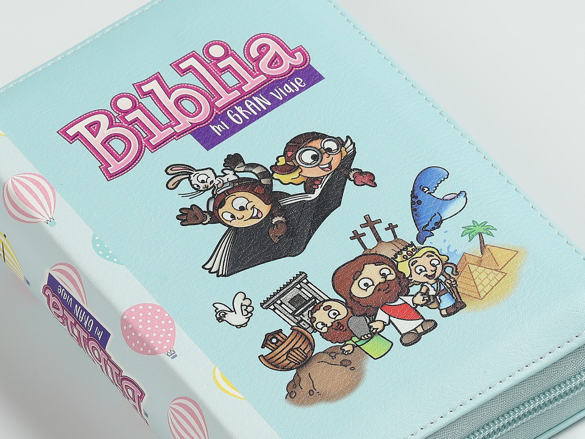 Portada azul claro de una «Biblia para niños» titulada «Biblia, mi gran viaje», con personajes y escenas bíblicas ilustradas al estilo de los dibujos animados, perfecta para los más pequeños que empiezan su plan de lectura bíblica.