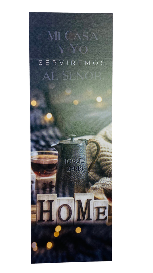 Una jarra metálica con el versículo de Josué 24:15 grabado descansa sobre una mesa con bloques que forman la palabra «HOME». El texto de arriba reza: «Mi casa y yo serviremos al Señor». Perfecto para reuniones, este juego viene en un paquete de 25 unidades para compartir inspiración.