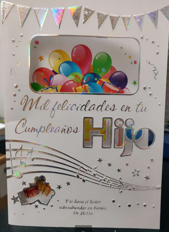 Una tarjeta religiosa de cumpleaños para un hijo con globos de colores, notas musicales y regalos, que lleva el mensaje en español «Mil felicidades en tu cumpleaños, hijo» y una referencia bíblica a las bendiciones cristianas.