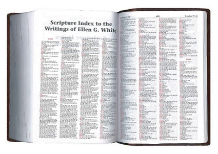 Un libro abierto muestra el Índice bíblico de los Escritos de Ellen G. White, en el que se ven columnas repletas de referencias bíblicas de la Versión del Rey Jacobo y los números de página correspondientes.