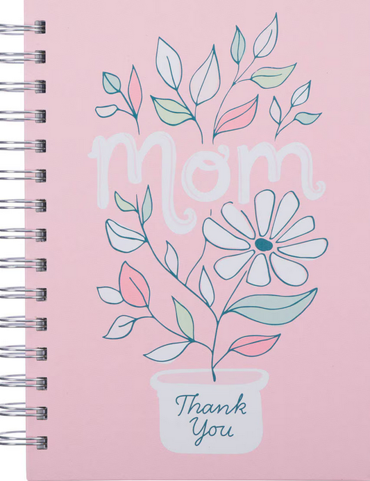 Una cubierta rosa para cuaderno con espiral, decorada con ilustraciones de hojas y una flor, en la que aparecen la palabra «Mamá» y la frase «Gracias» sobre una maceta. Incluye páginas rayadas con versículos bíblicos para inspirarte aún más.
