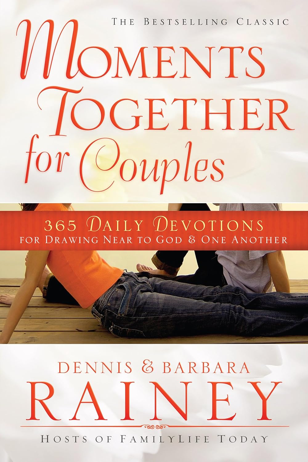 Portada del libro *Moments Together for Couples*, de Dennis y Barbara Rainey, en la que aparece una imagen parcial de una pareja sentada junta y un texto sobre 365 reflexiones diarias: un devocionario perfecto para parejas que desean acercarse más a Dios.