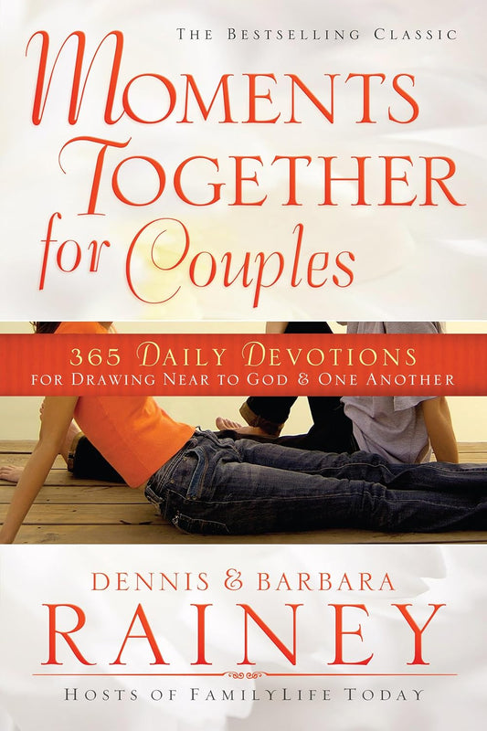 Portada del libro *Moments Together for Couples*, de Dennis y Barbara Rainey, en la que aparece una imagen parcial de una pareja sentada junta y un texto sobre 365 reflexiones diarias: un devocionario perfecto para parejas que desean acercarse más a Dios.