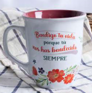 Una taza blanca con el interior de color rojo, decorada con elegantes motivos florales y un texto en español que dice: «Bendigo tu vida porque tú nos has bendecido SIEMPRE». Esta taza de 14 oz se presenta sobre un mantel a cuadros, perfecta para regalar o para disfrutar de tu bebida favorita.