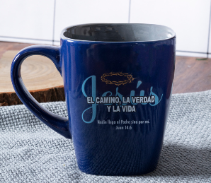Una taza azul de nuestra serie, con el texto «Jesús, El camino, la verdad y la vida. Nadie llega al Padre sino por mí. Juan 14:6» impreso en ella. Descubre más modelos y llámanos para obtener más información.