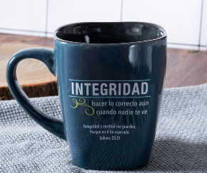Taza de cerámica azul de nuestra serie de estilos, con la palabra «INTEGRIDAD» y una cita en español sobre la integridad impresas en blanco en la parte delantera, sobre una superficie gris con textura.