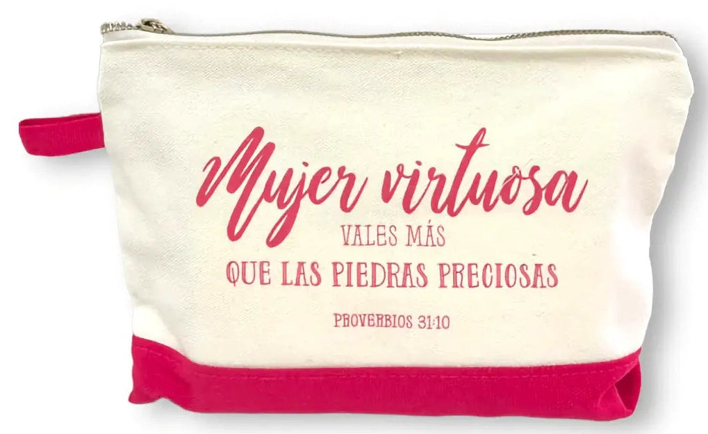 Un estuche de algodón en tonos crema y rojo con cremallera, en el que figura el siguiente texto en español: «Mujer virtuosa, vales más que las piedras preciosas». Proverbios 31:10.