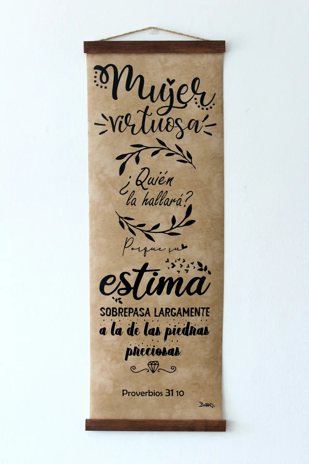 Un cuadro vertical para la decoración cristiana en el que aparece el versículo de Proverbios 31, 10, sobre la mujer virtuosa, escrito con elegancia en letra cursiva negra sobre papel marrón.