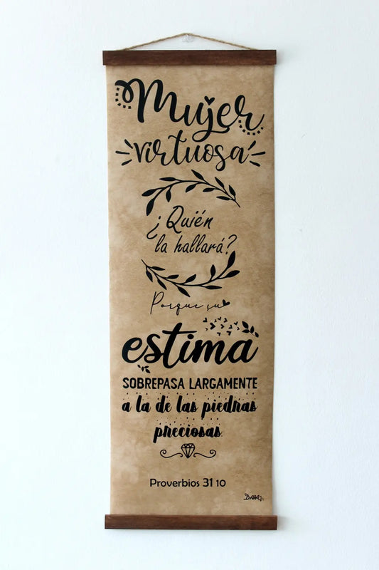 Un cuadro vertical para la decoración cristiana en el que aparece el versículo de Proverbios 31, 10, sobre la mujer virtuosa, escrito con elegancia en letra cursiva negra sobre papel marrón.