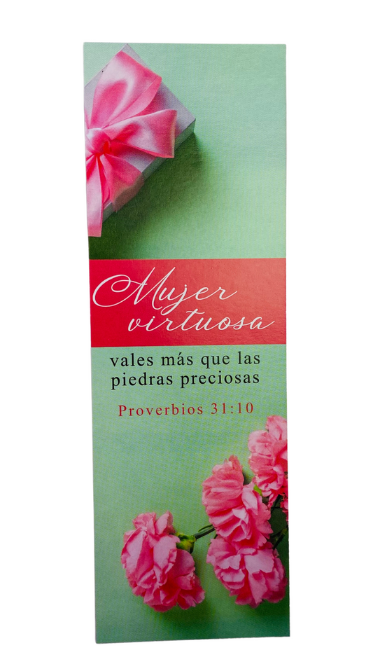 Marcapáginas con una caja de regalo y flores rosas, en el que se lee el versículo de Proverbios 31:10: «Mujer virtuosa, vales más que las piedras preciosas», sobre un encantador fondo verde.