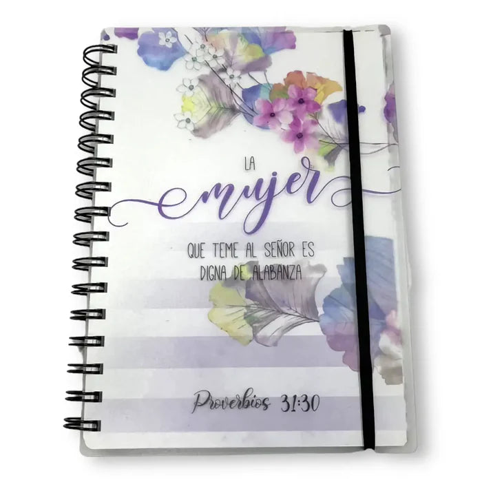 Un cuaderno de espiral con motivos florales, anillas resistentes, una goma elástica negra y un texto en español de Proverbios 31:30 en la portada: perfecto como agenda cristiana o para tu versículo diario.