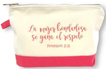 Un estuche de algodón de color crema y rosa con cremallera, en cuya parte delantera lleva impreso el texto en español «La mujer bondadosa se gana el respeto» (Proverbios 11:16).