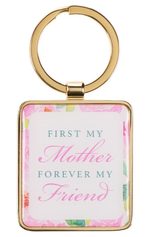 Un llavero de oro con un colgante cuadrado en el que está grabado «Primero mi madre, siempre mi amiga», rodeado de un borde floral rosa: un regalo lleno de cariño para mamá.